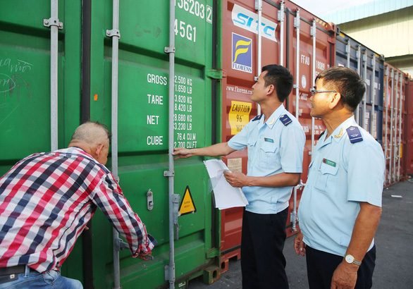 Hai Quan Kiem Tra Thung Container Hang Hoa E1608135785594